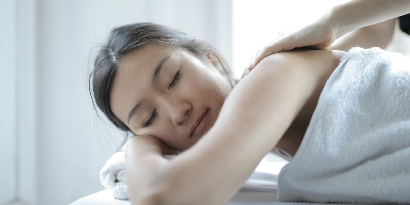 Como fazer massagem no ombro para alívio da tensão?